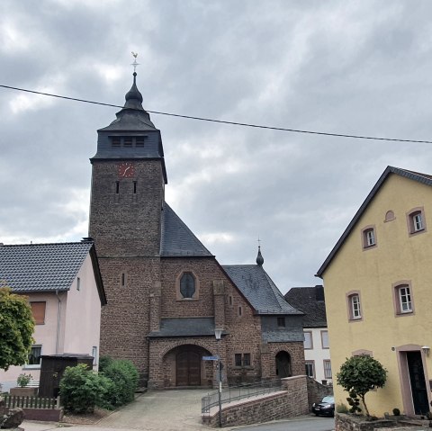 Dorfplatz mit Blick auf Mariä Lichtmess, © TI Bitburger Land S.Wagner