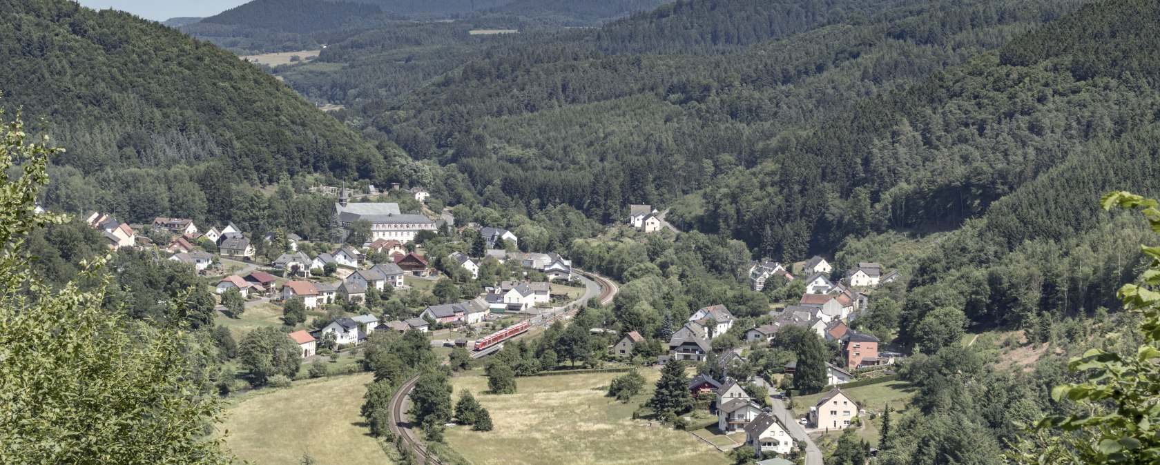 St Thomaser Klosterrunde Blick vom exponierten Aussichtspunkt auf das Dorf, © Rudolf Höser