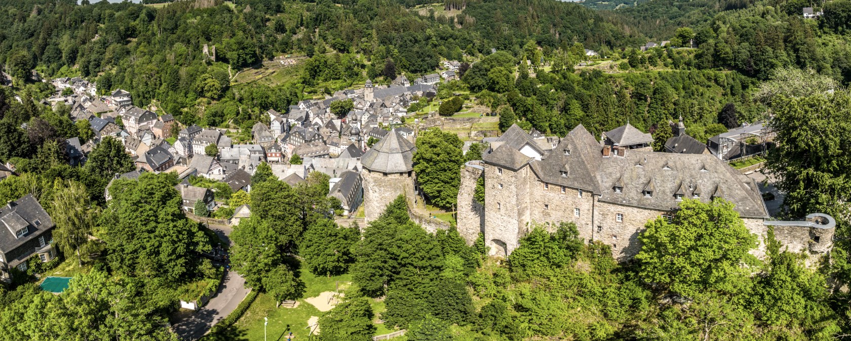 Blick auf Monschau mit Burg, © Eifel Tourismus GmbH, Dominik Ketz