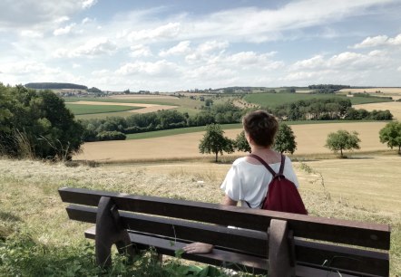 Bitburger LandGang "Im Kannenbachtal" - Wanderer auf der Ruhebank, © Tourist-Information Bitburger Land