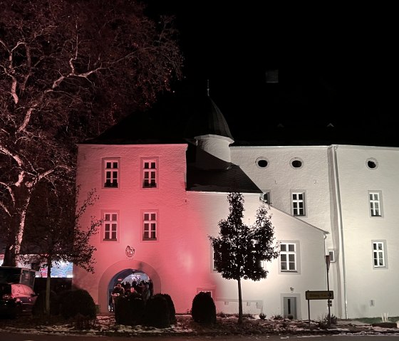 Burg Liessem beleuchtet, © TI Bitburger Land