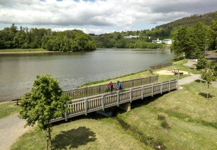 Der Prüm-Radweg führt am Stausee Bitburg bei Biersdorf vorbei, © Eifel Tourismus GmbH, Dominik Ketz