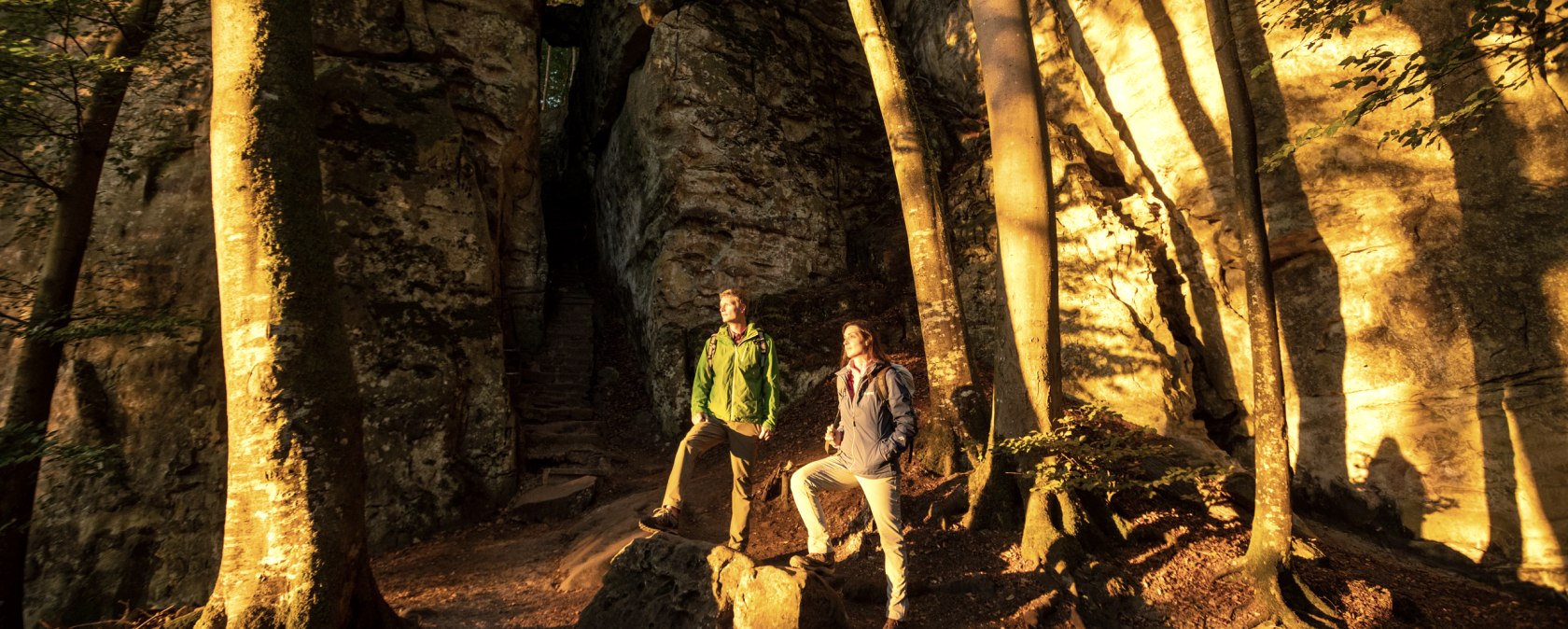 Sonnenaufgang in der felsigen Teufelsschlucht, © Eifel Tourismus GmbH, Dominik Ketz