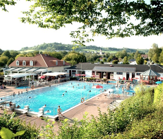 Les plaisirs de la baignade au Prümtal Camping à Oberweis, © Prümtal Camping