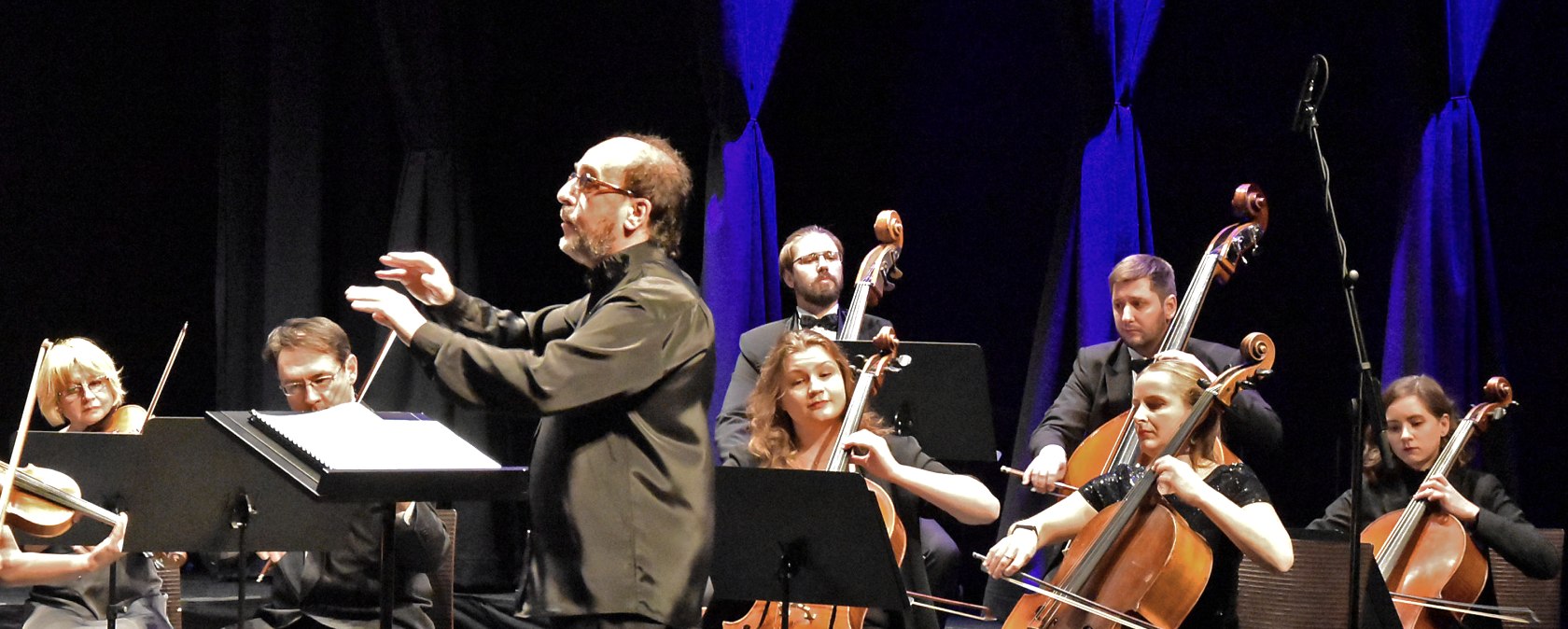  Dirigent olodymyr Syvokhip mit Junger Philharmonie Lemberg Marnach 26.11. , © Manfred Schuler