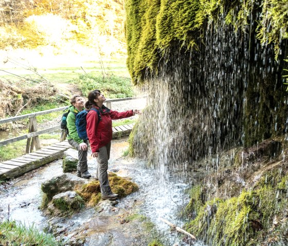 Erfrischung am Wasserfall Dreimühlen am Eifelsteig, © Eifel Tourismus GmbH, D. Ketz