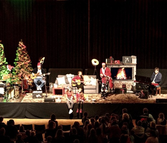 Kinderkonzert weihnachtliche Bühne, © Rainer Tures Band