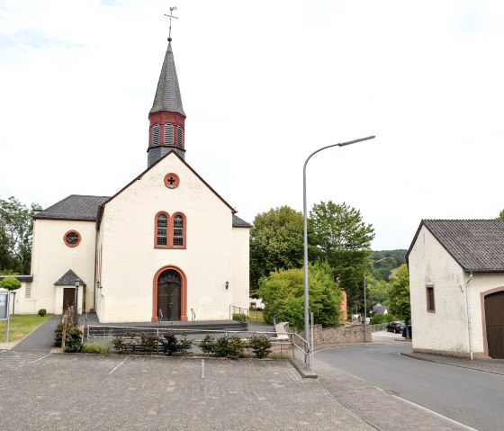 Kirche in Wißmannsdorf und Parkmöglichkeit, © TI Bitburger Land