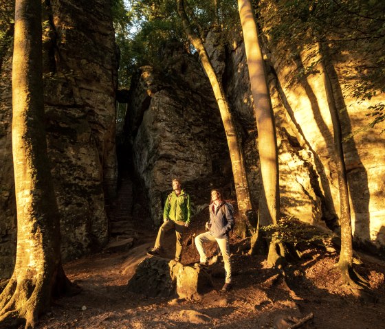 Sonnenaufgang in der felsigen Teufelsschlucht, © Eifel Tourismus GmbH, Dominik Ketz