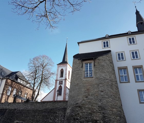 Stadhuis, delen van de Romeinse muur en Liebfrauenkirche, © Bernd Pütz