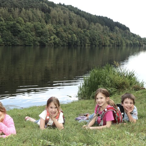 Kinder am Stausee