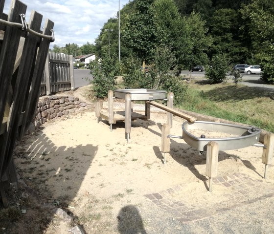 Spielgeräte am Wasserspielplatz, © TI Bitburger Land