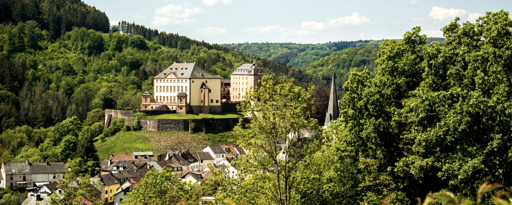Blick aus dem Annenberg auf Schloss Malberg, © TI Bitburger Land_MM