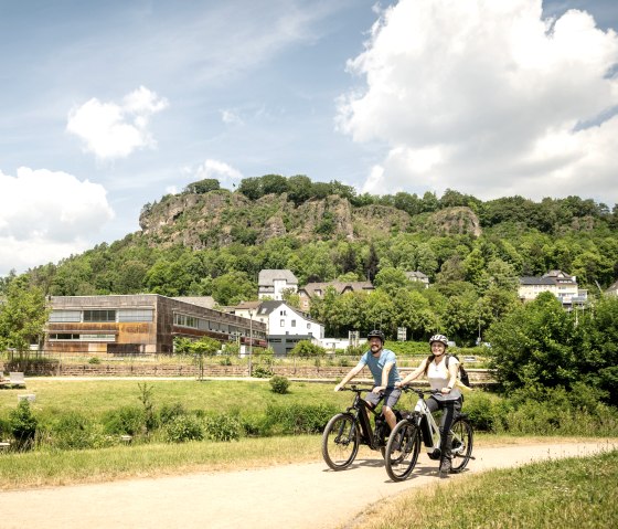 Piste cyclable du Kyll à Gerolstein. avec les Dolomites en arrière-plan, © Eifel Tourismus GmbH, Dominik Ketz