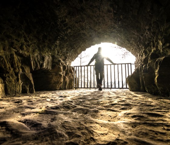 Omringd door rotsen, badend in gouden licht - Kasteel Prüm, © Eifel Tourismus GmbH, D. Ketz