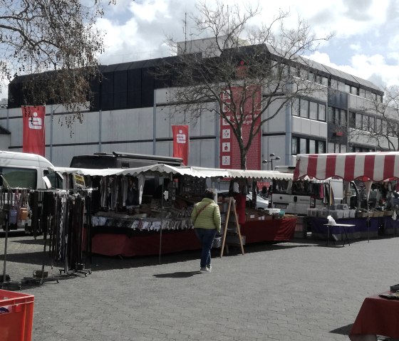 Stands de marché sur la place Beda, © TI Bitburger Land