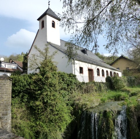 Kirche von Hüttingen und der Dorfwasserfall, © NaturAktivErleben