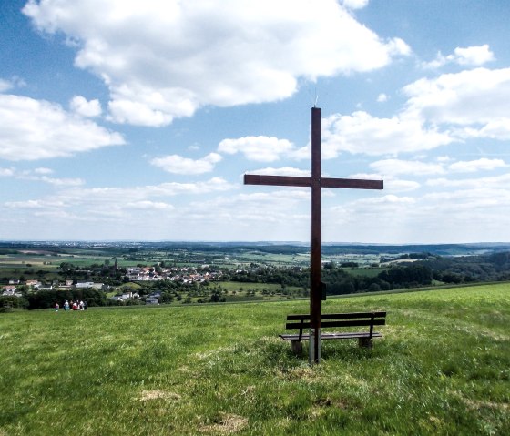 Croix au sommet de Biersdorf am See, © TI Bitburger Land