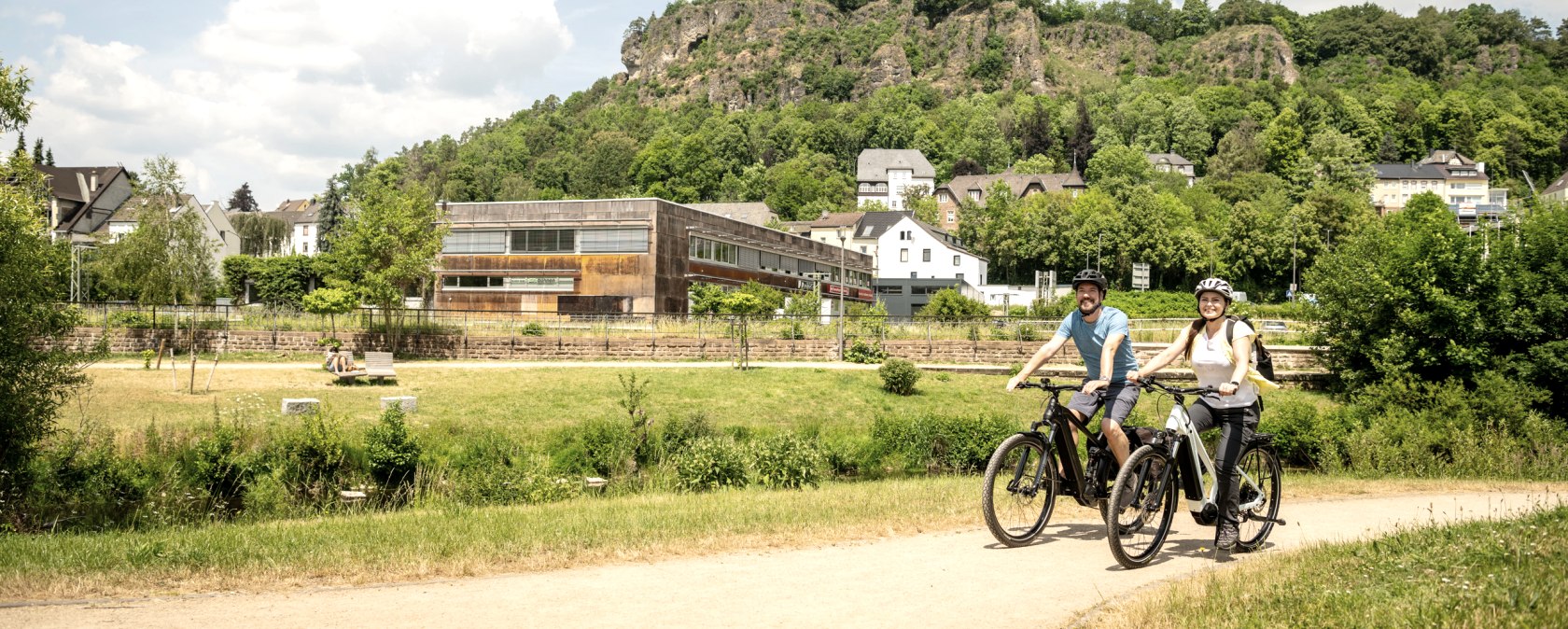 Piste cyclable du Kyll à Gerolstein. avec les Dolomites en arrière-plan, © Eifel Tourismus GmbH, Dominik Ketz