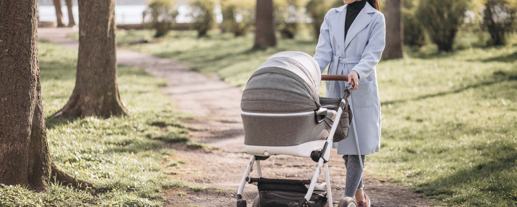 Unterwegs mit dem Kinderwagen, © freepik.com erstellt von senivpetro