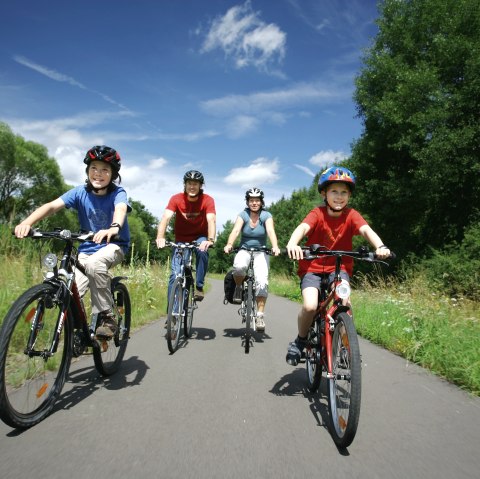 Familienausflug mit dem Rad, © Archiv Eifel Tourismus GmbH, Fotograf: intention Werbeagentur