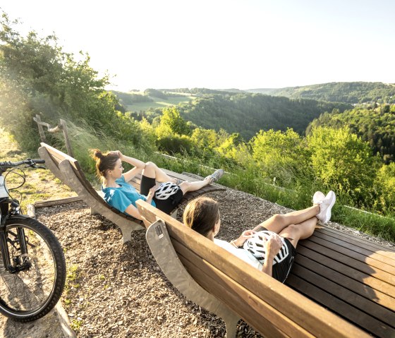 Vue sur Kyllburg et l'Eifel boisée, piste cyclable du Kyll près de Wilsecker, © Eifel Tourismus GmbH, Dominik Ketz