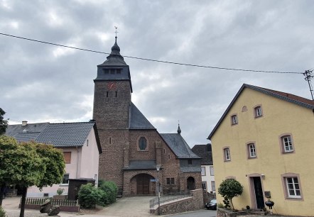 Dorfplatz mit Blick auf Mariä Lichtmess, © TI Bitburger Land S.Wagner