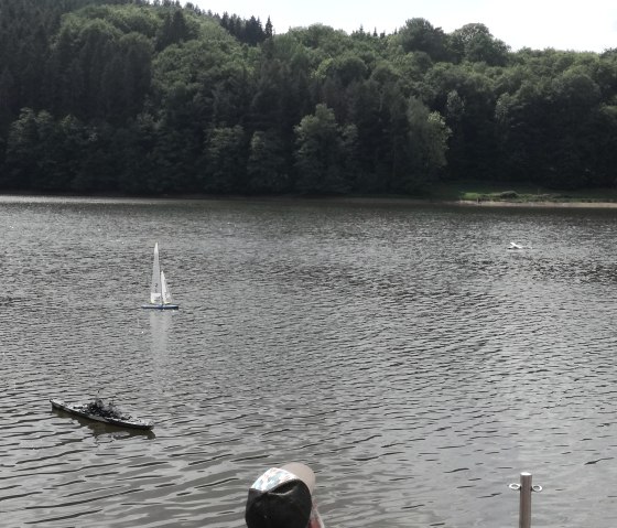 Modellflieger und Schiffe auf dem Stausee, © TI Bitburger Land