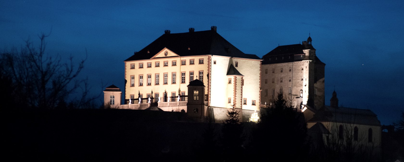 Schloss Malberg hell erleuchtet, © TI Bitburger Land