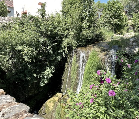 Kleiner Wasserfall in Hüttingen an der Kyll, unmittelbar am Kyllradweg, © Eifel Tourismus GmbH