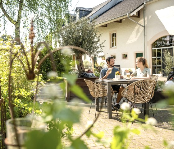 Rast im Hofcafé Messerich, © Eifel Tourismus GmbH, Dominik Ketz