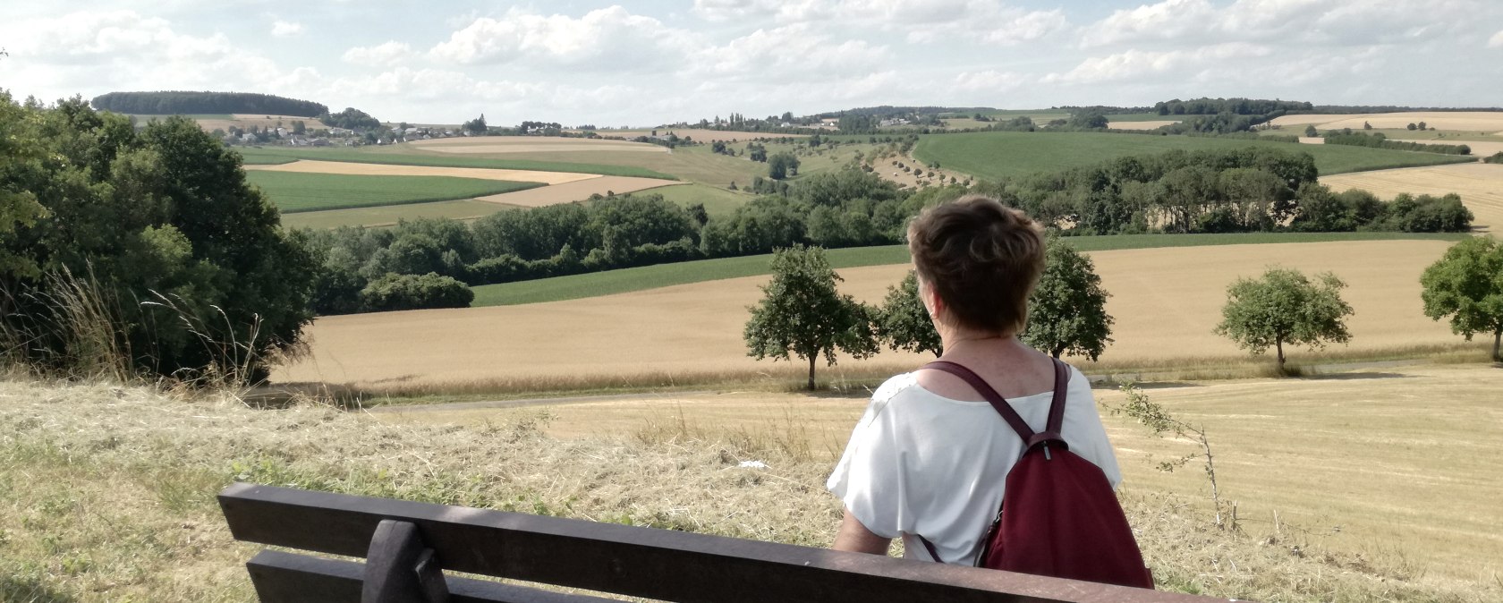 Bitburger LandGang "Im Kannenbachtal" - Wanderer auf der Ruhebank, © Tourist-Information Bitburger Land