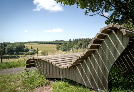 Banc de repos avec belle vue à Neidenbach, © TI Bitburger Land - Monika Mayer