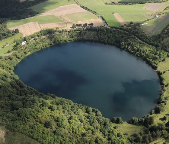 Blick auf das Weinfelder Maar, © Helmut Gassen / Eifel Tourismus GmbH