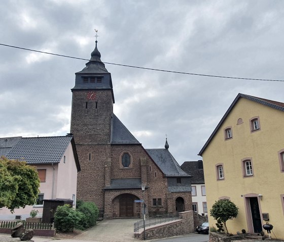 Dorfplatz mit Blick auf Mariä Lichtmess, © TI Bitburger Land S.Wagner