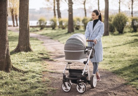 Unterwegs mit dem Kinderwagen, © freepik.com erstellt von senivpetro