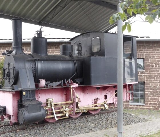 Lokomotive in Binsfeld vor dem Lokschuppen - Bähnchenweg, © Eifelverein Ortsgruppe Speicher