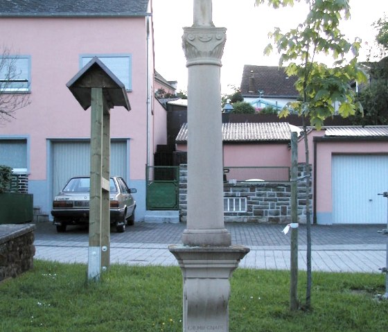 Wegekreuz auf dem Dorfplatz, © Conny Meier