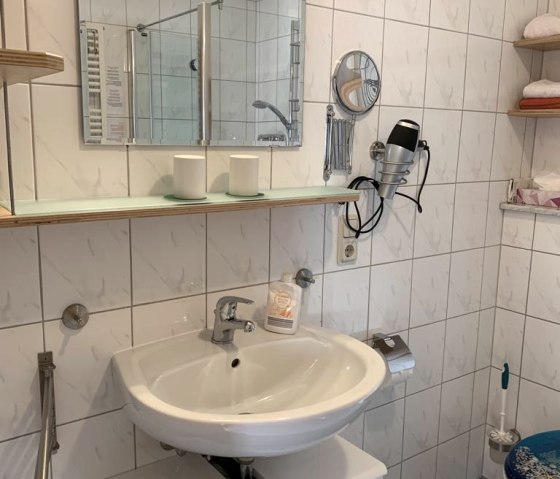 lavabo avec rangements pour les articles de toilette