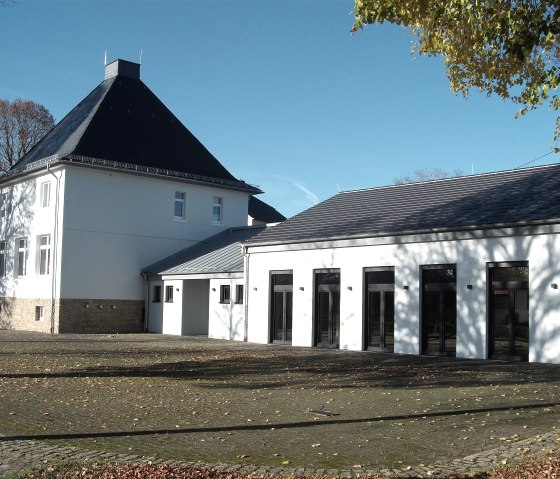 Gemeindehaus Messerich - Start der Wanderung, © O. Schröder