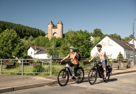 Kyll cycle path, Mürlenbach with Bertradaburg castle, © Eifel Tourismus GmbH, Dominik Ketz