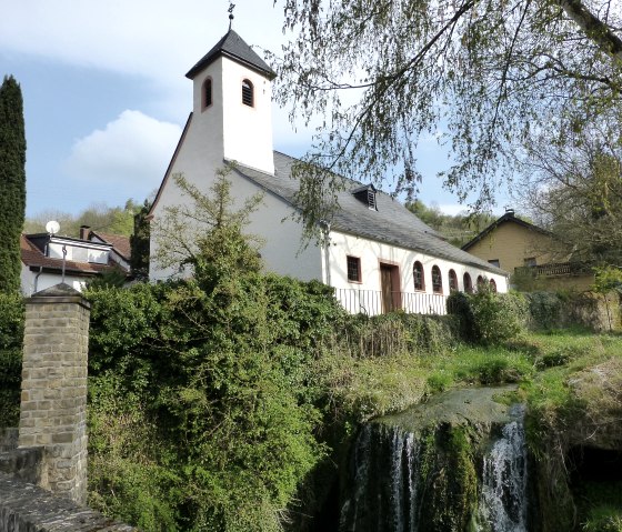 Kirche von Hüttingen und der Dorfwasserfall, © NaturAktivErleben