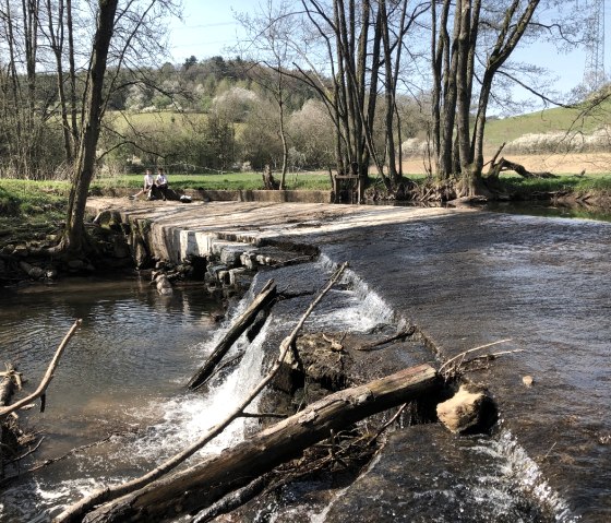 Innehalten an der Nims während er Radtour "Stadt-Land-Fluss", © Tourist-Information Bitburger Land_Uschi Hallet