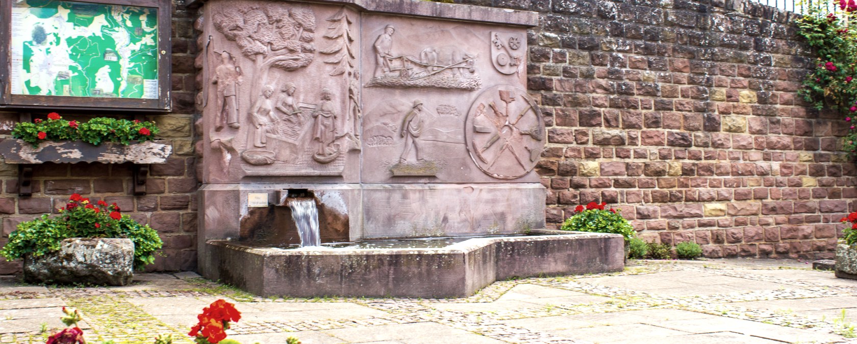 Start der Rundwanderung - Dorfbrunnen bei der Pfarrkirche St. Peter, © TI Bitburger Land - M. Mayer