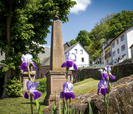 Denkmal bei der Kirche St. Maximin in Kyllburg, © TI Bitburger Land