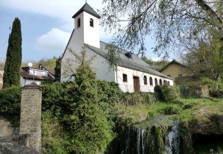 Kirche von Hüttingen und der Dorfwasserfall, © NaturAktivErleben