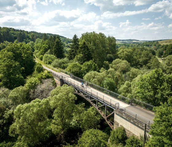 La piste cyclable du Kyll passe aussi sur des ponts, comme ici près de Stadtkyll, © Eifel Tourismus GmbH, Dominik Ketz