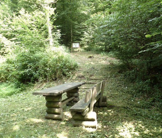 Idyllischer Rastplatz auf dem Naturerlebnispfad, © NaturAktivErleben