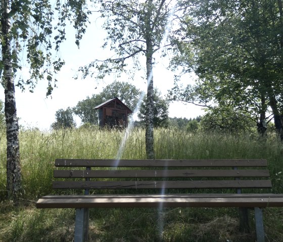 Ruhebank an idyllischer Stelle, © TI Bitburger Land