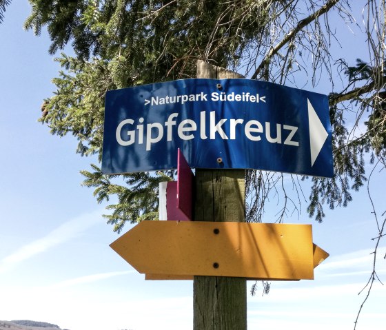 Wegweiser zum Gipfelkreuz Ringelstein, © TI Bitburger Land